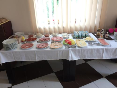 Makanan di atau berdekatan rumah tamu ini