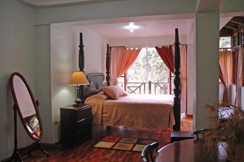 Un pat sau paturi într-o cameră la Forres Park Nature Retreat