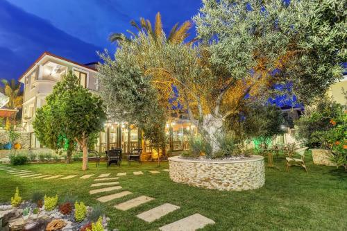 Taman di luar Cunda Özerbey Konağı