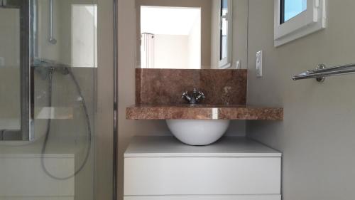 une salle de bain avec un lavabo et une douche dans l'établissement Mougins Mas lumineux vue sur le village, à Mougins