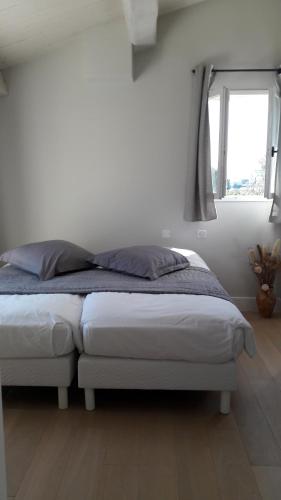 Postel nebo postele na pokoji v ubytování Mougins limite Cannes Magnifique Mas vue sur le village historique de Mougins