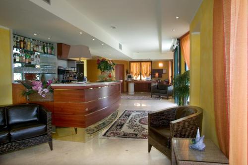 a living room with a bar and a kitchen at Hotel La Rondine in Sirmione