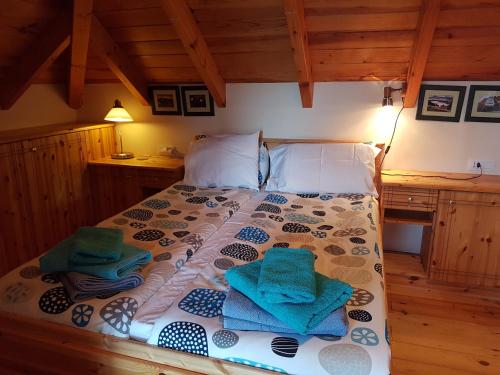 Tejina de Isora的住宿－ViVaTenerife - Retreat in nature, SPA and wellness，一间卧室配有带毛巾的床