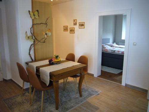 uma sala de jantar com mesa e cadeiras e um quarto em Ferienwohnung im alten Schulhaus - keine Monteure em Plech
