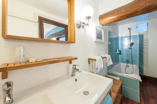 een badkamer met een wastafel en een spiegel bij Logis Domaine du Prieuré in Tonnay-Boutonne