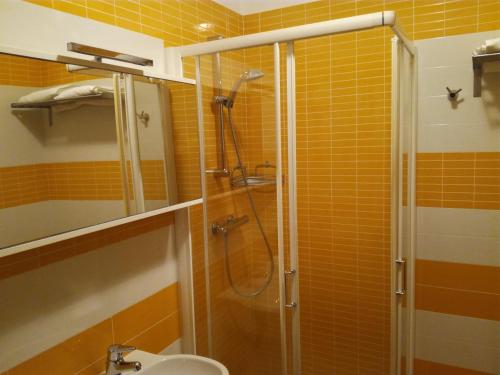 bagno con doccia e lavandino di Albergo Girasole Frontemare a San Benedetto del Tronto