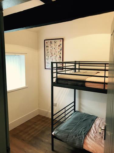アニックにあるPosthouseの窓のある部屋に二段ベッドが2つある