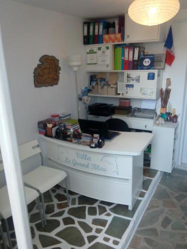 a white desk with a chair in a room at Villa Le Grand Bleu in Katapola