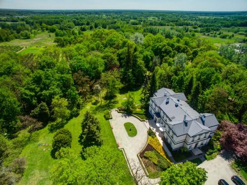 an overhead view of a large house in the woods at Biały Pałac Palczew in Palczew