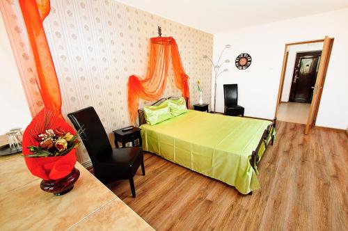 1 dormitorio con 1 cama, mesa y sillas en Apartament Gina2, en Galaţi
