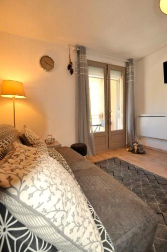 une chambre avec un grand lit et une fenêtre dans l'établissement Studio à Barèges, à Barèges