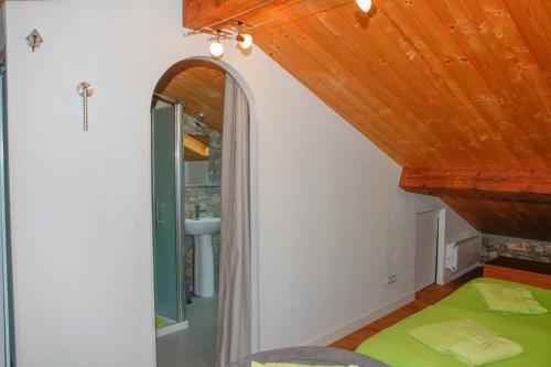 PuivertにあるMoulin d'entre les rochesの木製の天井と鏡が備わるお部屋