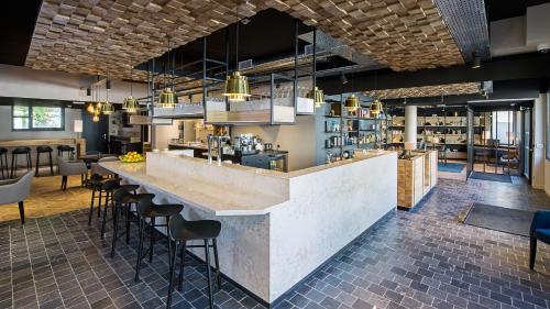 a restaurant with a bar with stools at ibis Styles Laval Centre Gare in Laval
