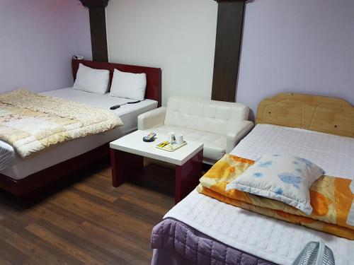 Postel nebo postele na pokoji v ubytování Sky Motel