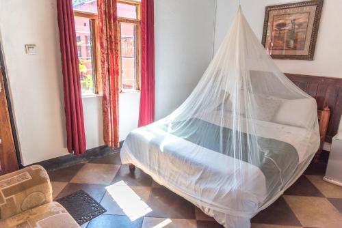 Postel nebo postele na pokoji v ubytování Okavango Lodge