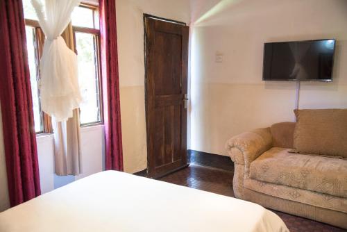 Postel nebo postele na pokoji v ubytování Okavango Lodge