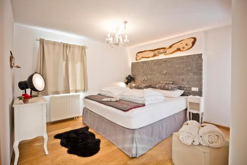 a bedroom with a bed and a chandelier at Boutique Appartments AlteGreißlerei in St. Wolfgang