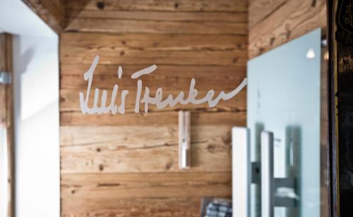 a sign on a wooden wall in a store at Boutique Appartments AlteGreißlerei in St. Wolfgang