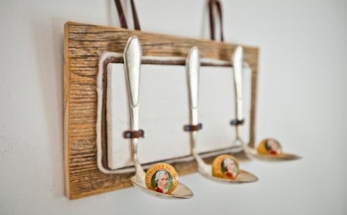 a picture of three knives in a wooden frame at Boutique Appartments AlteGreißlerei in St. Wolfgang