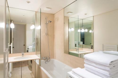パリにあるフォッシュ トリオンフのバスルーム(シャワー、シンク、鏡付)