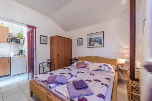 Ένα ή περισσότερα κρεβάτια σε δωμάτιο στο Apartments Eva