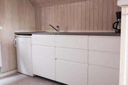 A kitchen or kitchenette at Asaa Camping & Cottages