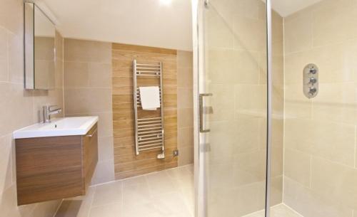 un bagno con doccia e lavandino di Bootes Cottage a York