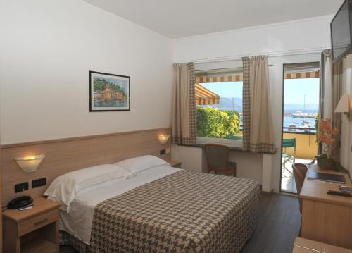 Ένα ή περισσότερα κρεβάτια σε δωμάτιο στο Hotel Laurin