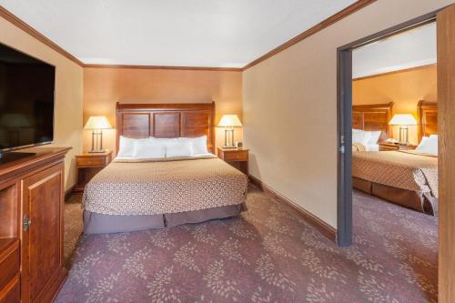Кровать или кровати в номере Ramada by Wyndham Mackinaw City Waterfront
