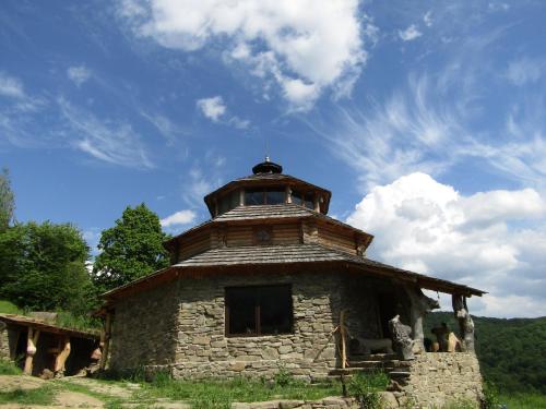 an old stone building with a dome on top at To Lem Ande in Lumshory