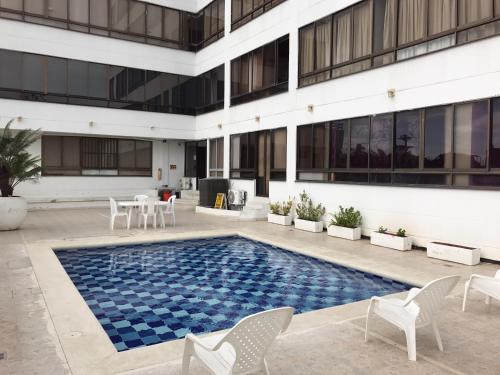 una piscina en medio de un edificio en Apartamentos Bahia Fragata, en San Andrés