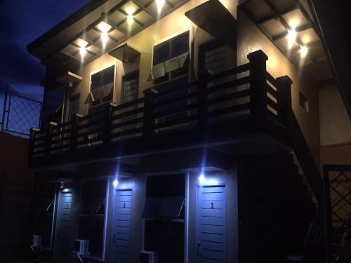 ein Haus mit seitlicher Beleuchtung in der Nacht in der Unterkunft Brown Epitome Lodge in Baler