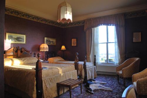En eller flere senge i et værelse på Lands of Loyal hotel