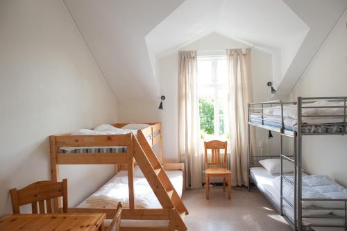 Krevet ili kreveti na kat u jedinici u objektu Ronneby Brunnspark Vandrarhem och B&B