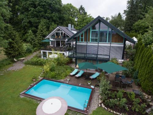 an aerial view of a house with a swimming pool at Immas Welt in Utting