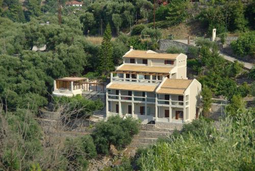 widok z góry na dom na wzgórzu w obiekcie Vista Petros w mieście Apraos