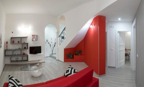 トラーパニにあるIl Re E La Regina Trapaniの赤いソファと赤い壁のリビングルーム