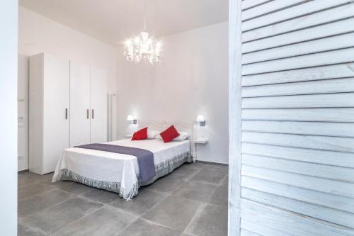 Un dormitorio con una cama con almohadas rojas. en Incentro en Gallipoli