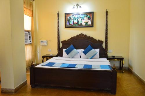 齋浦爾的住宿－阿梅爾觀景酒店，一间卧室配有一张带蓝白色枕头的大床