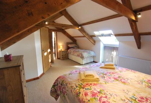 CallingtonにあるLakeview Cottageの広いベッドルーム(ベッド2台付)が備わる屋根裏部屋です。
