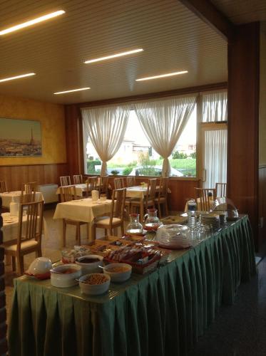 a long table with food on it in a restaurant at Hotel Route 9 in Cadeo