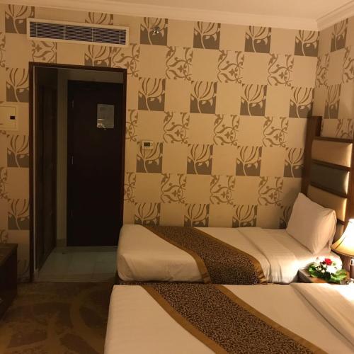 Giường trong phòng chung tại Province Al Sham Hotel