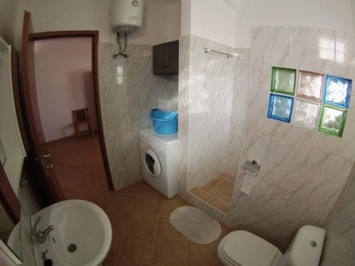 a bathroom with a shower and a toilet and a sink at Casa Bahia 5 in Santa Maria