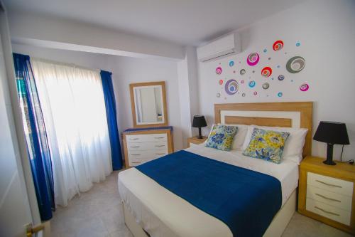 トレ・デル・マールにあるVella Rosa 2のベッドルーム1室(青と白の掛け布団付きのベッド1台付)