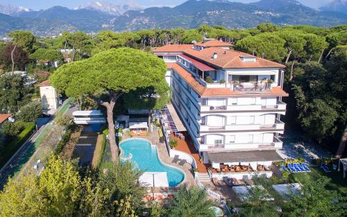 eine Luftansicht eines Hotels mit Pool in der Unterkunft Hotel St.Mauritius in Forte dei Marmi