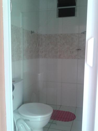 a bathroom with a toilet and a shower at Sobre as Pedras Chalés in Monte das Gameleiras