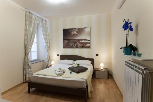 a bedroom with a bed with two towels on it at AcquaTerraFuoco - City apartments in Como