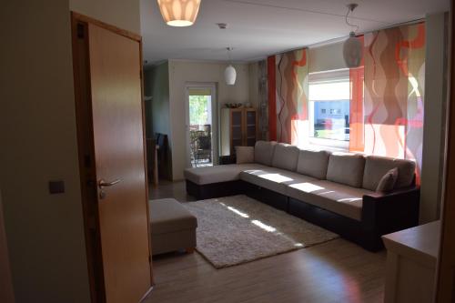 Una sala de estar con un sofá y una ventana. en Mai 59 Apartment, en Pärnu