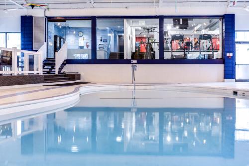 een zwembad met blauw water in een gebouw bij West Wing at Park Town in Saskatoon