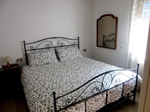 プレダッツォにあるGal28のベッドルーム1室(黒枠のベッド1台、鏡付)